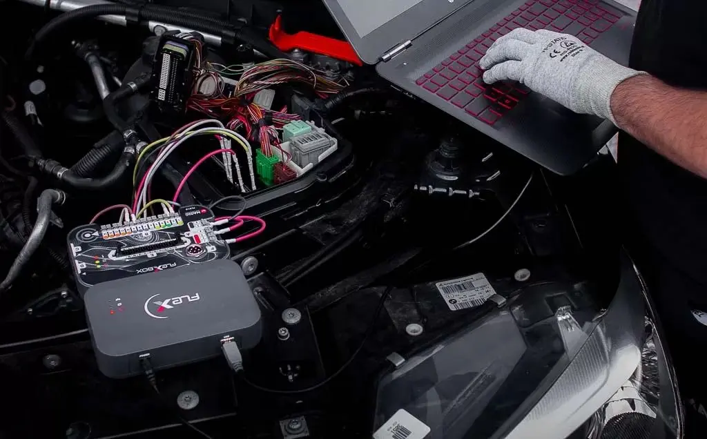 Spécialiste cartographie effectuant une connexion des pins ECU